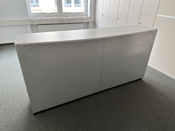 Empfangstresen Assmann Büromöbel lichtgrau, weißaluminium Schallschutz 240x118