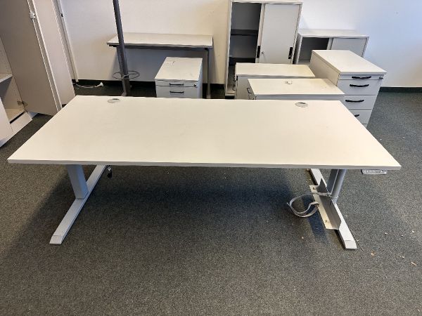 Steh-Sitz-Schreibtisch mit Memory Hali system 135 lichtgrau, weissaluminium Memoryfunktion 200cm