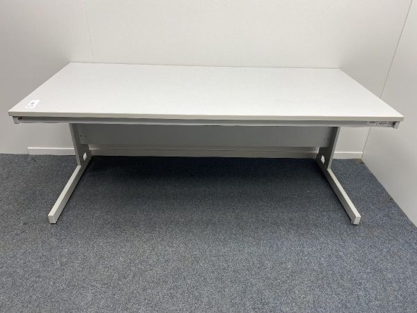 Schreibtisch, Reiss Büromöbel, weißgrau, Sichtschutz, C-Fuß